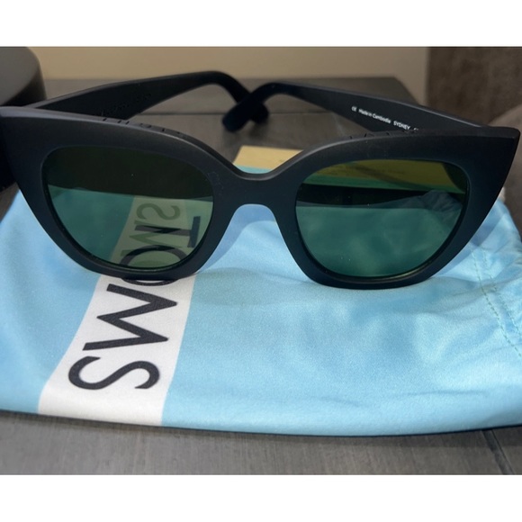 Toms Accessories - Tom Sunglasses with cloth dust bag